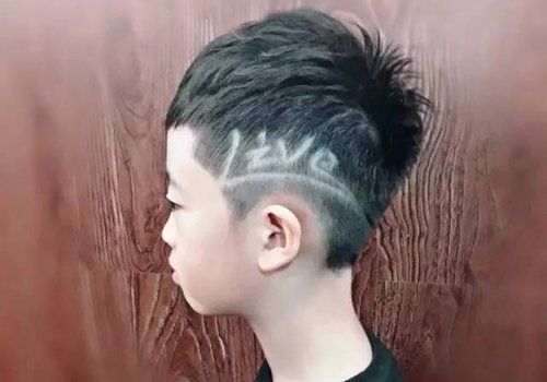 发型,把鬓角的头发做成刻痕效果,头型顶端的头发梳成略厚实的短发烫发