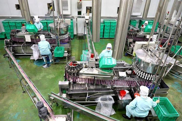 图为山东旺旺食品有限公司员工复工生产