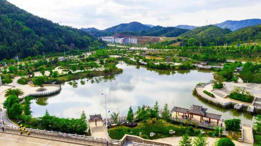 定南休闲公园为市民提供舒适健身场所_定南县_绿色植物_城市