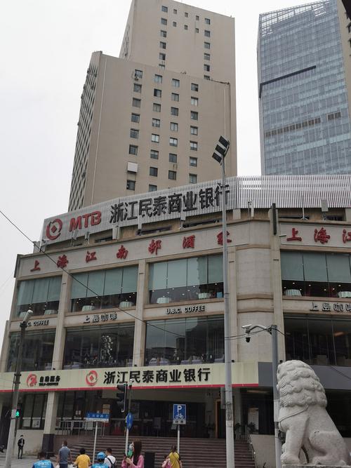 长安路的江南村酒家 外表不起眼 室内富丽堂皇