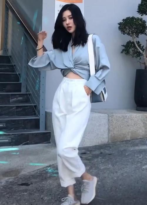 下半身穿这阔腿裤 "椰子鞋",是很休闲舒适的搭配,而且还穿出了满满的