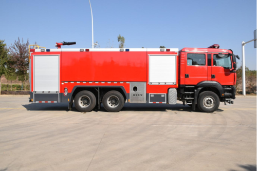 汕德卡12-15吨后双桥水罐消防车