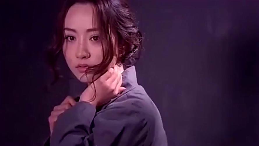 监狱长玷污女囚后,怕留下自己的罪证,当场就让女囚喝药