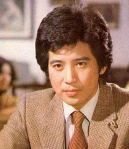 75岁秦汉近况曝光,3年没拍戏在家弄孙为乐,3岁孙女像极了爷爷