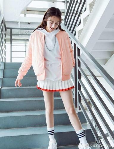 迪丽热巴太棒了,穿袜子当裤子很时髦