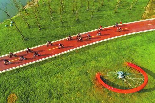 9月1日,在邛崃市邛窑遗址公园,自行车行驶在自行车"高速路"上(无人机