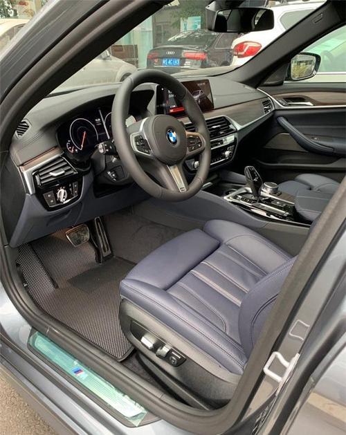 提了台进口的宝马5系,石青车身,暗夜蓝内饰,华晨宝马没有!