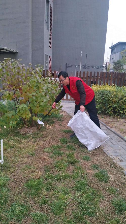 西夏区实验小学北校区教师八一社区"弯腰捡垃圾"志愿者活动