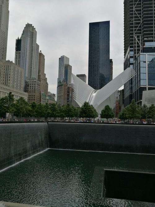 在原世贸中心南楼遗址上修建的911纪念碑广场水池