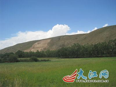 门源县东川镇文义标准化养殖示范区门口.