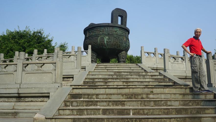 章江江边,八境台城楼傍的大鼎