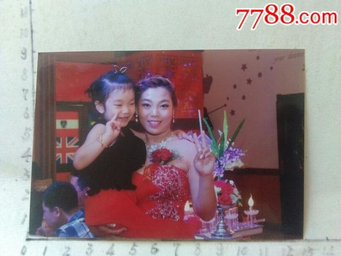 结婚新娘抱小孩