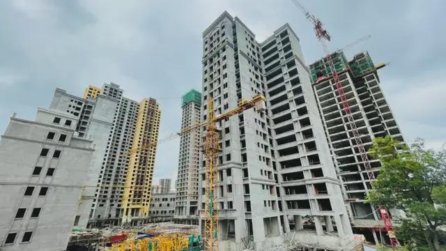 南充火热地段相隔约1200米居然有两个烂尾楼一家欢喜一家忧