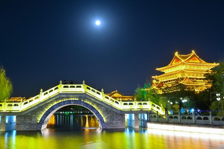 中国河南开封清明上河园七盛角夜景