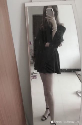 00后学生教室大胆自拍,校服穿出社会感,下身装扮暴露发育状态