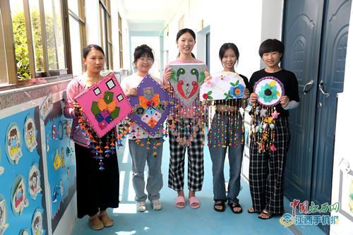 幼儿园老师们展示手工作品(袁荣生 摄)