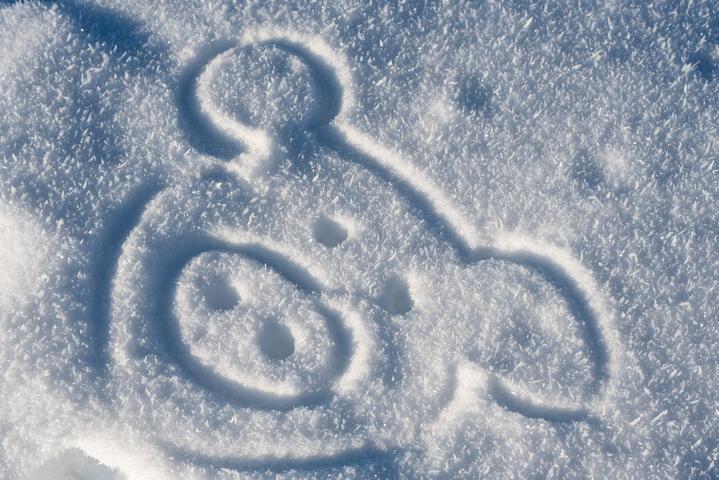 而我更喜欢在雪地里画画.           