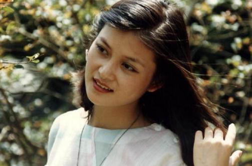 小小年纪的朱晓琳,就是一线歌星, 在那个年代没有什么活动,都是商演