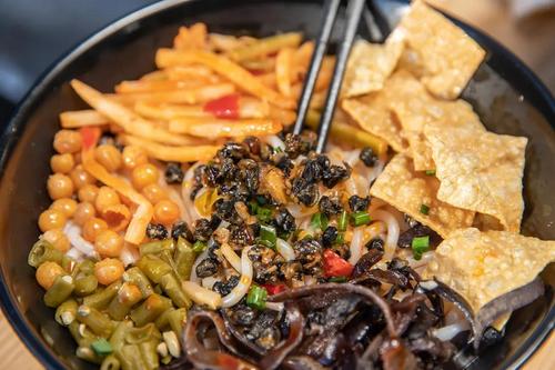 9元开吃干捞螺蛳粉!这碗从村头臭到村尾的螺蛳粉,承包了我的一日三餐!