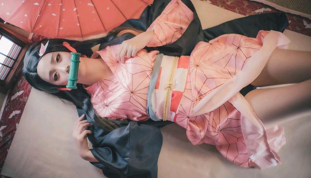 鬼灭之刃:这个萌妹cos的祢豆子,阿宅表示可以抱回家当