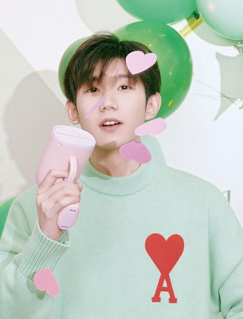 王源生日大片青春气息扑面穿薄荷绿针织线衣吹蜡烛清新可爱