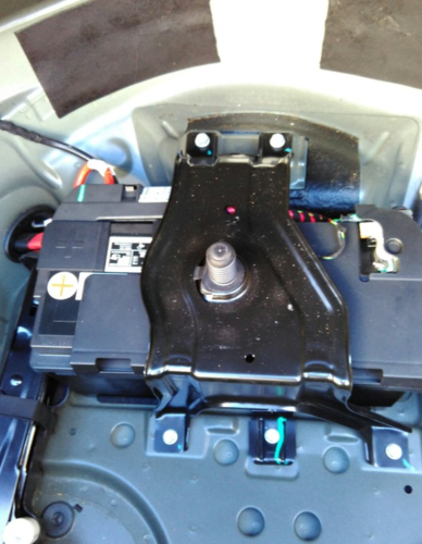 车子 奥迪a6的电瓶在哪里?