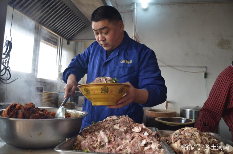 河南小镇上的传统饸饹面,压面全靠屁股坐,食客络绎不绝