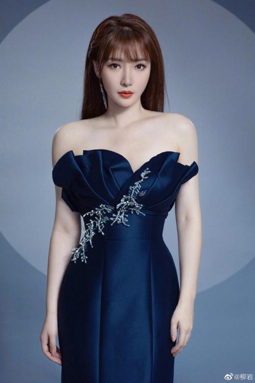 41岁柳岩穿抹胸裙秀曲线罕见回归性感
