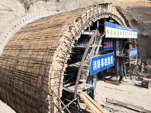 后海路扬子山隧道仰拱施工全部完成!预计年底具备通车