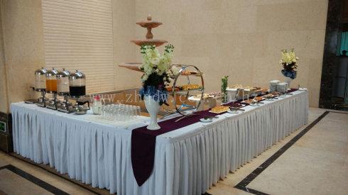 或是聚会上?还是户外的草地上?又或者是办公室里?