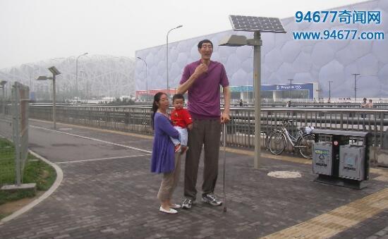 中国最高的人鲍喜顺236米儿子与姚明一样高