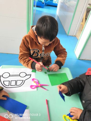 中班美术手工剪贴画《小汽车》