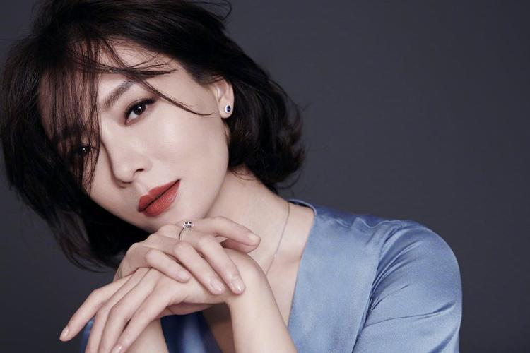 分享一组陈数图片给大家,图中的明星图片壁纸会点缀你的电脑桌面,美化