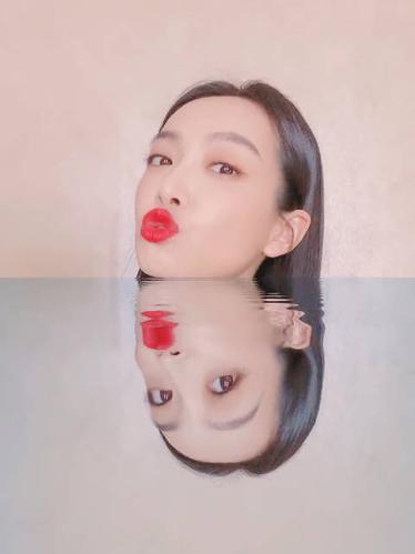 知名女艺人宋茜在线嘟嘴求亲亲