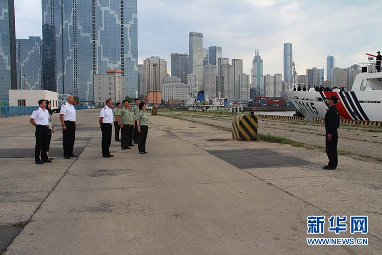 访问过程中,温德里希一行来到大连港,登上海警21115舰,参观了海警执勤