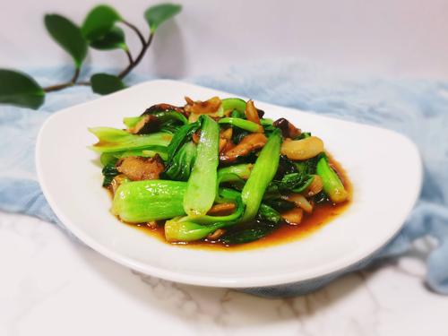 家常版蚝油香菇炒青菜用料简单又营养