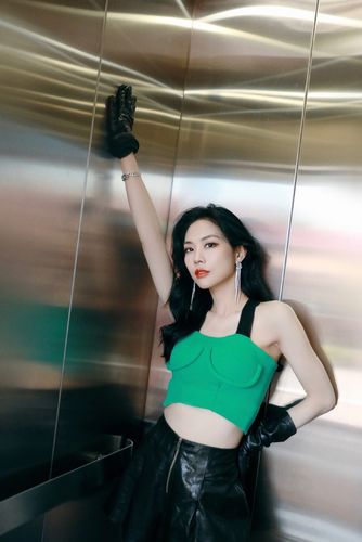 美女明星王霏霏绿色背心搭配黑色短裤时尚写真