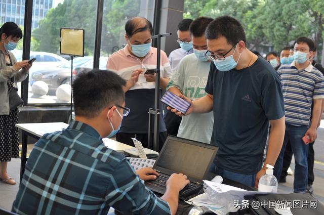 江苏南京市民排队做核酸检测