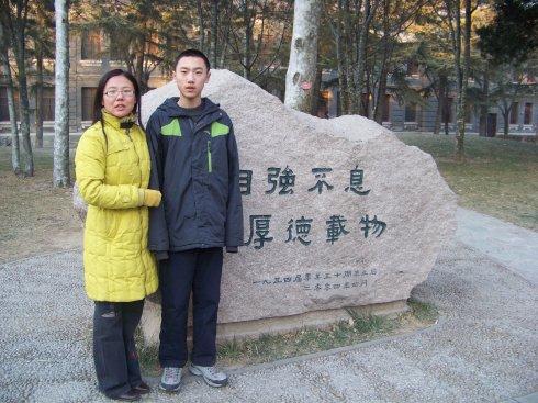 清华的校训,要让飞从现在开始"自强不息,厚德载物",父母得做好榜样.