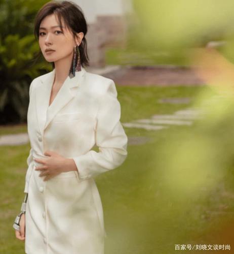 万茜穿"三环"高跟鞋秀出竹竿腿,彰显个人魅力,一般人