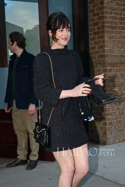 达科塔·约翰逊 (dakota johnson) 短裙 短靴的look很有女人味,学着