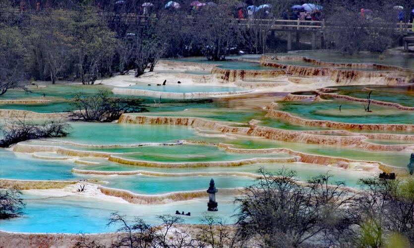 结构奇巧,色彩丰艳的地表钙华景观为主景,以罕见的岩溶地貌蜚声中外