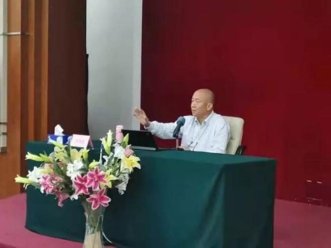 学习期间,深圳市委党校教授许剑波老师聚焦"不忘初心,牢记使命"主题
