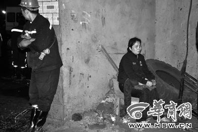 来自富平县的陈焕妮获悉丈夫被困井下后,一直在井口等待 本报记者祁铭