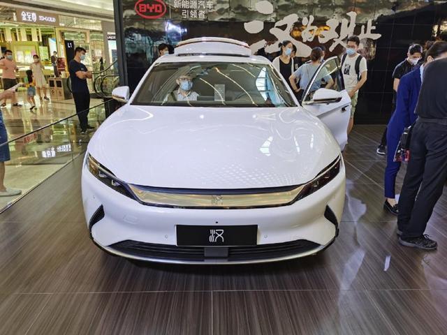 白色比亚迪汉ev首次亮相颜值再获好评车长近五米能39s破百