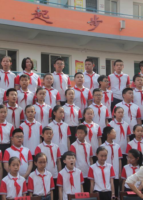 长治八一路小学六年级三班学生毕业了