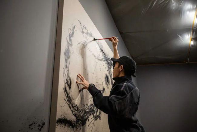 专访| 中国传统水墨碰撞西方街头涂鸦,艺术家陈英杰:突破选择,拥抱