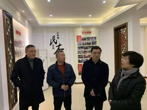 听取驻村干部赵巧巧关于"华侨参与基层治理"的方面的介绍后,郑义君