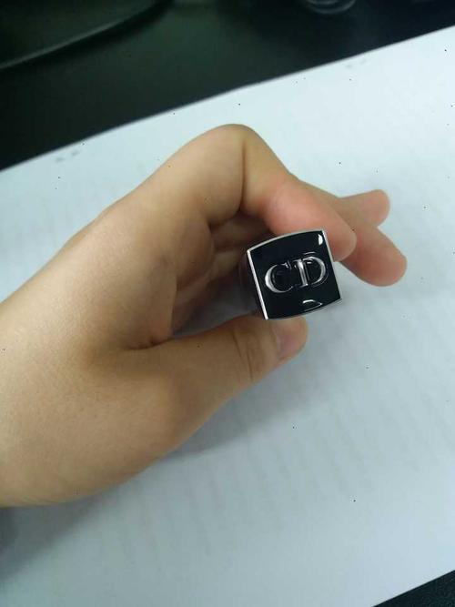 两个免税店买到的迪奥粉底标志不同一个cd断开一个没有是不同产地原因