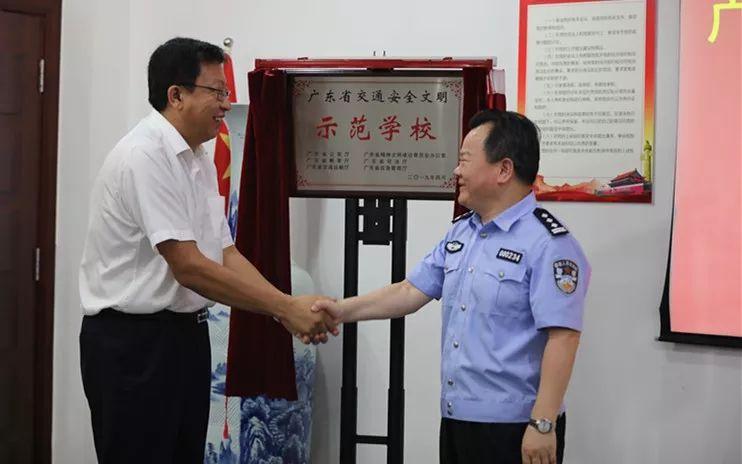 交警支队支队长刘文昌宣读了表彰通报▼